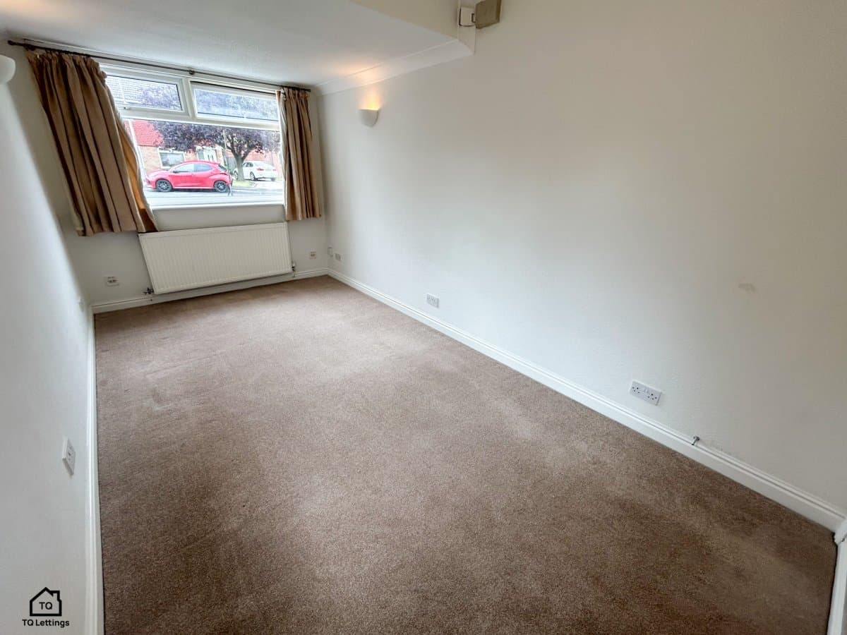 Chester Avenue, Sale, M33, photograph 7