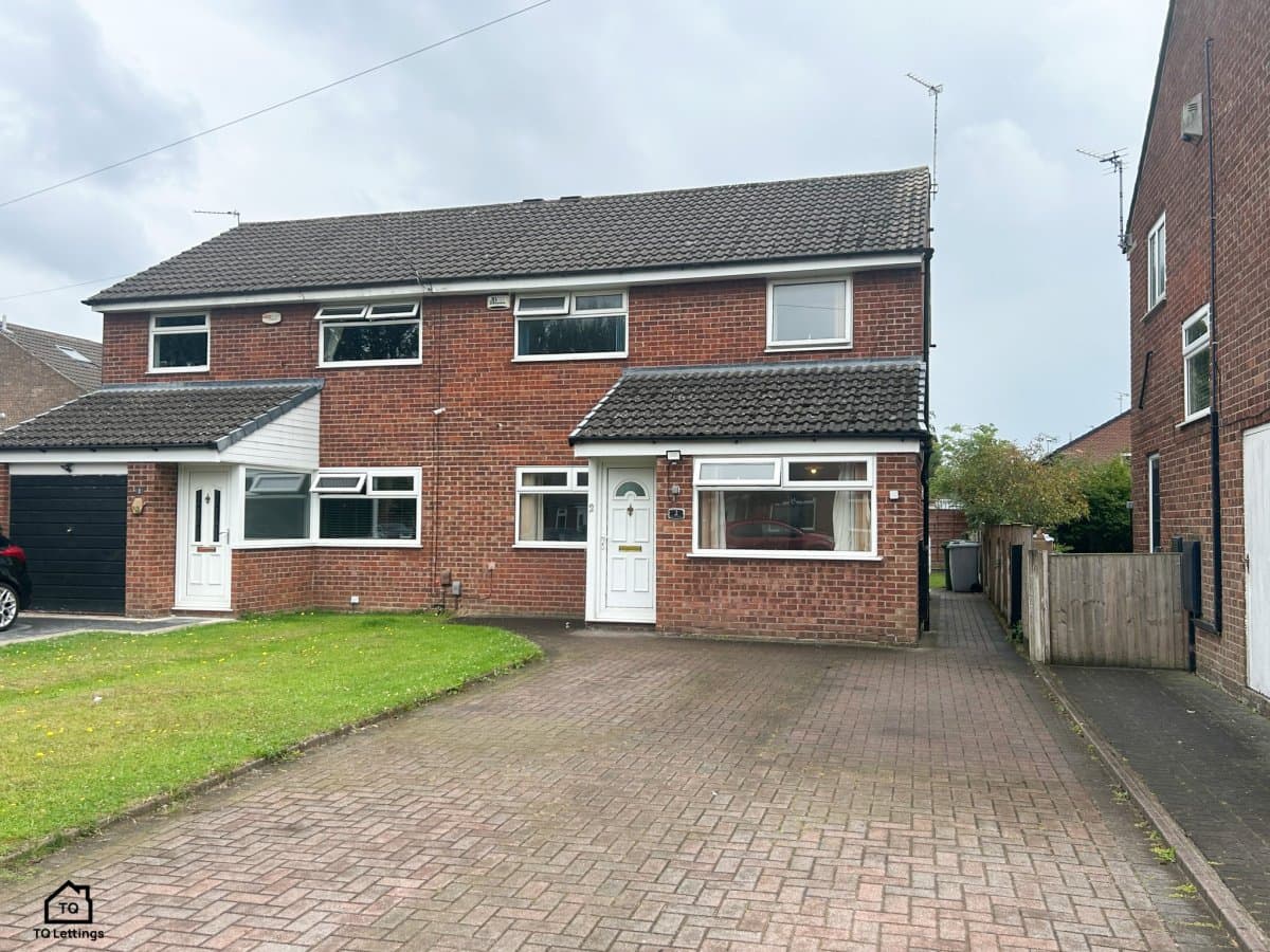 Chester Avenue, Sale, M33