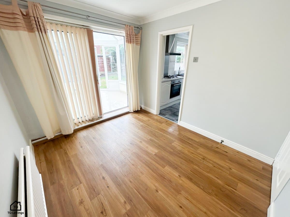 Chester Avenue, Sale, M33, photograph 3
